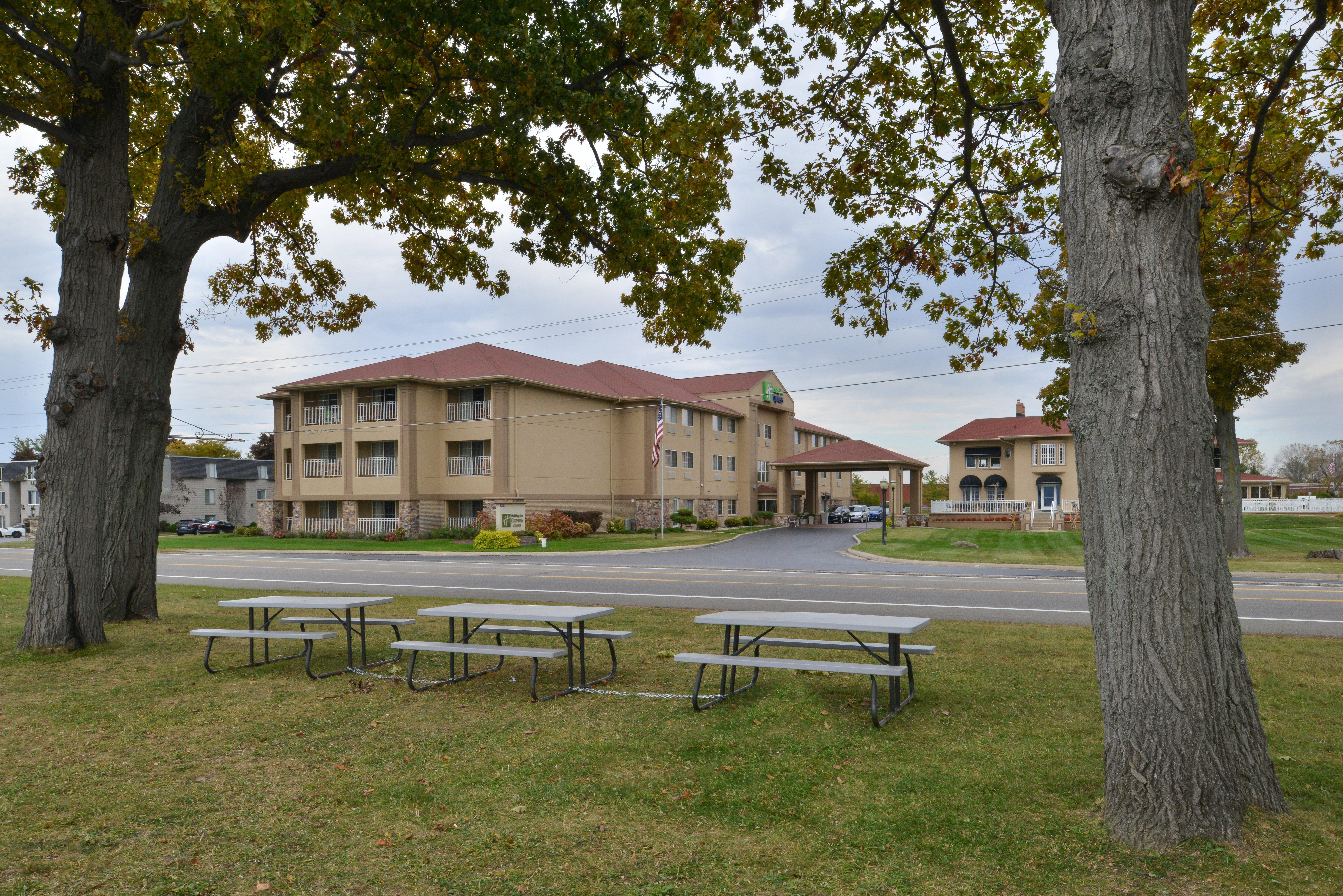 Holiday Inn Express Hotel & Suites-Saint Joseph, An Ihg Hotel Exterior photo